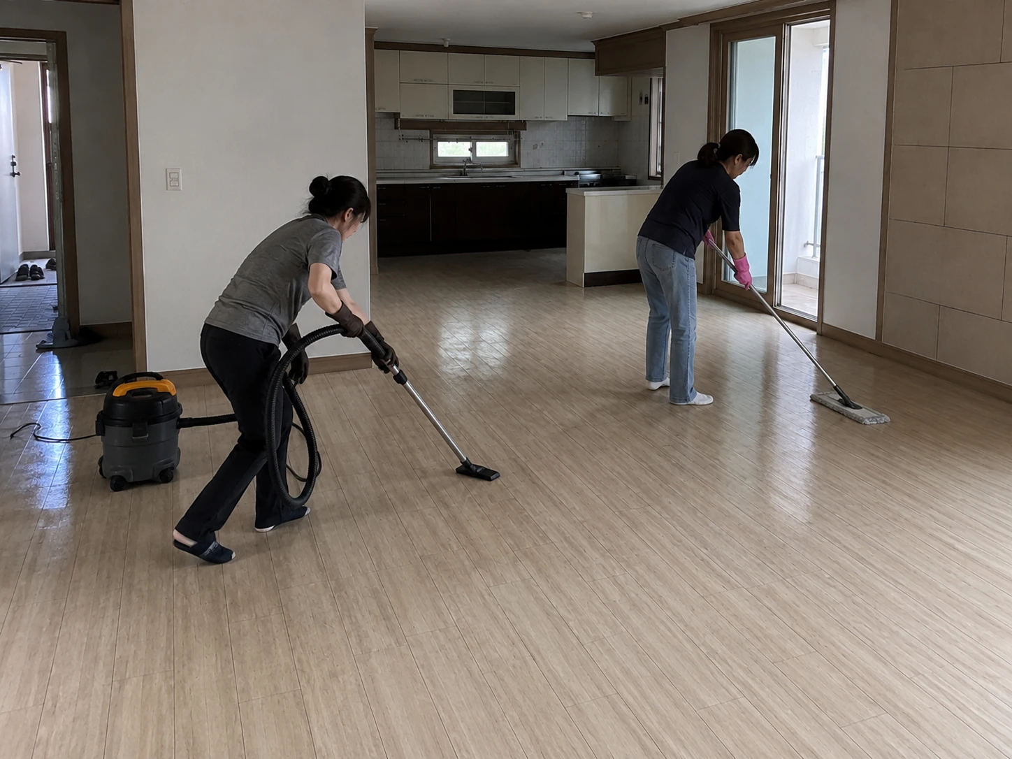 아파트 바닥청소 작업자