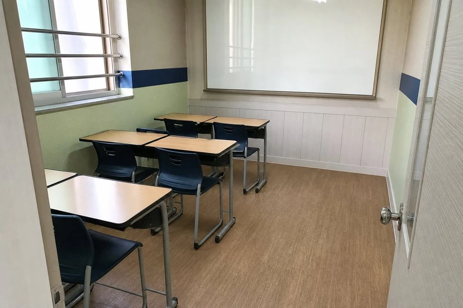 교실 책걸상 복도 청소도구