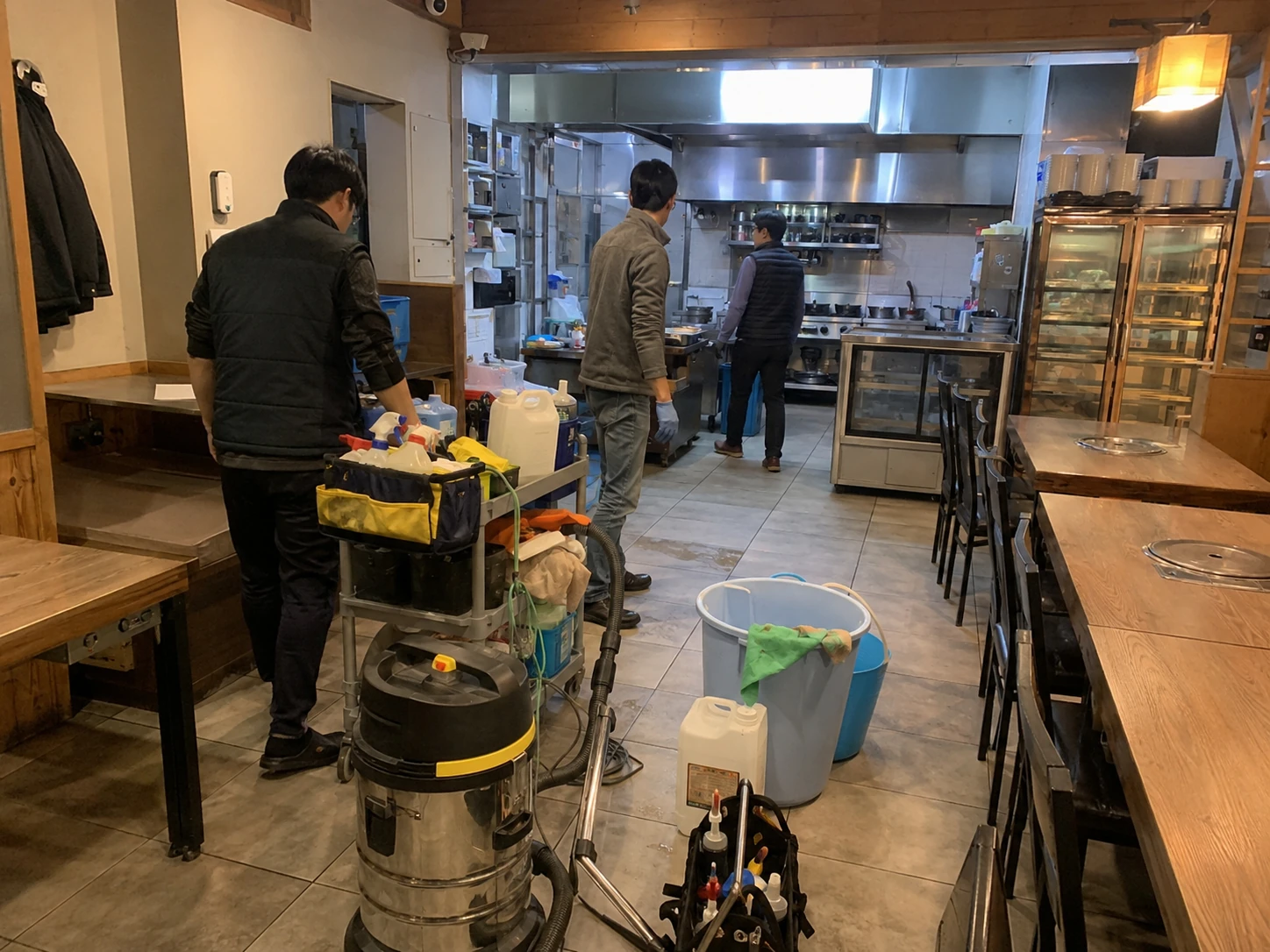 식당 주방 바닥청소 작업자